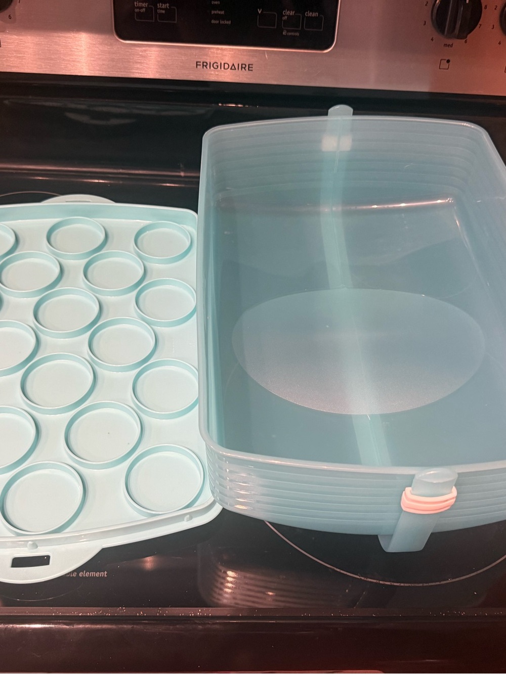 Tupperware Large 16" Rectangular Blue Cup Cake Taker Carrier ~ Locking Lid ~ Exc